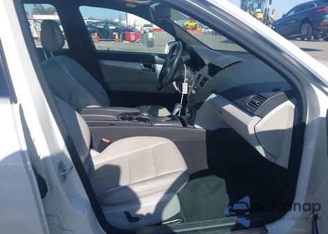 2011 Mercedes-Benz C 300 Sport z USA, uszkodzony, nr VIN WDDGF5EB2BA528209